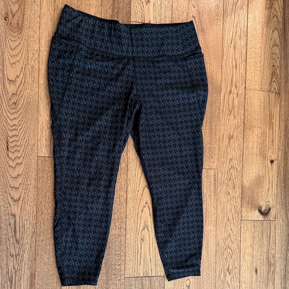 Livi Active Dark Patterned Cropped Pants